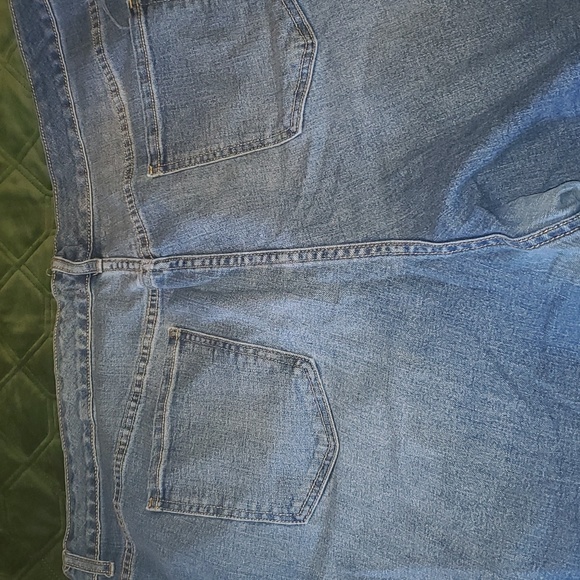 Old Navy Distressed Shorts NWOT SIZE 26 - Picture 2 of 3